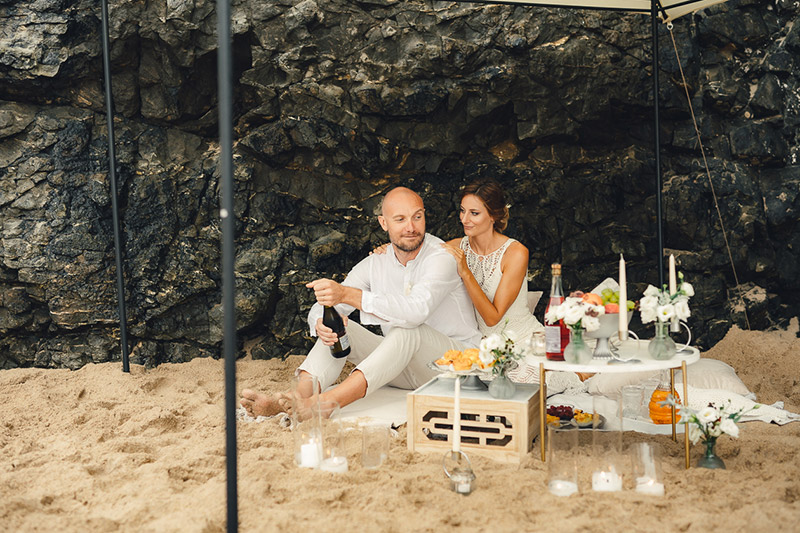 In questa foto un matrimonio eco-friendly in spiaggia