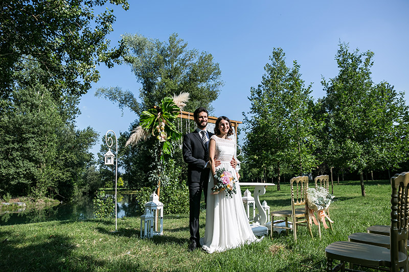 In questa foto una coppia di sposi che ha scelto un matrimonio eco-friendly