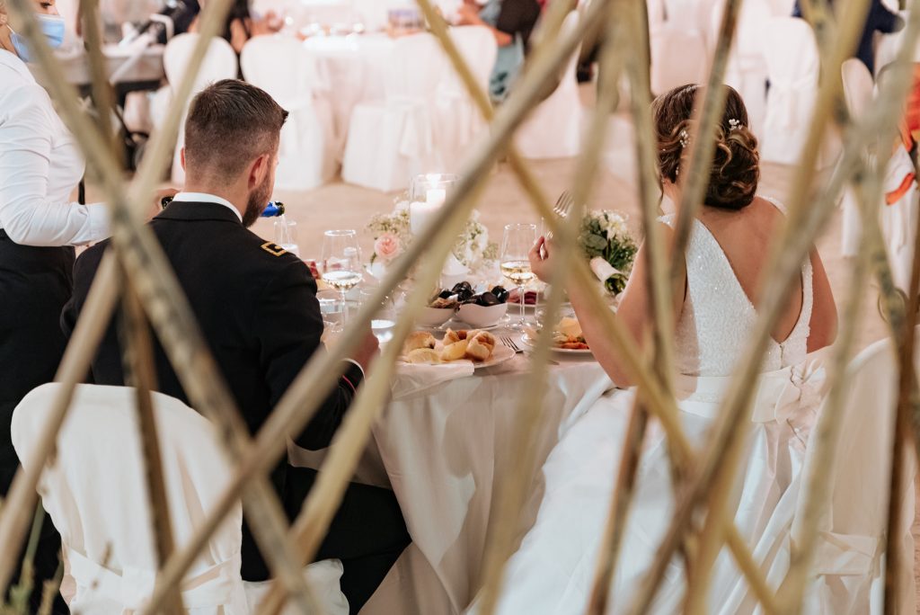 In questa foto una coppia di sposi a tavola alla Tonnara Florio