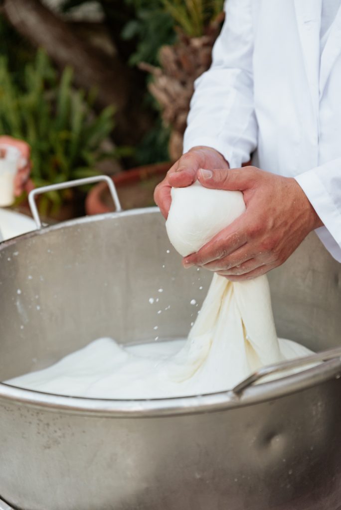 In questa foto una mozzarella di bufala lavorata durante un matrimonio a Tonnara Florio