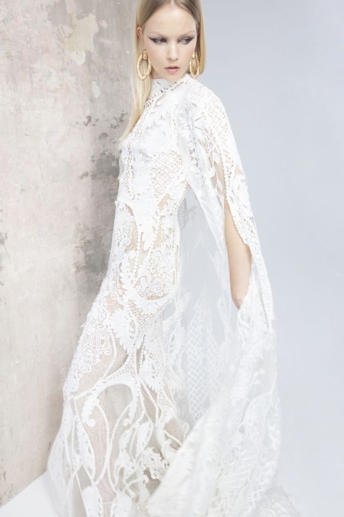 In questa foto una modella indossa una mantella da sposa con ricami.