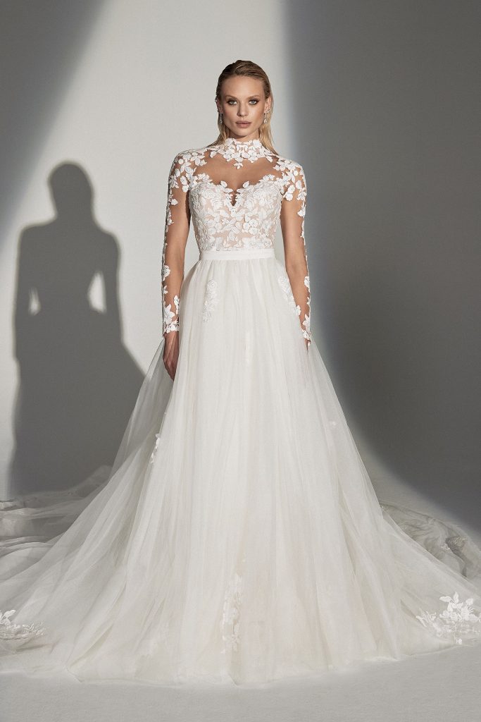 In questa foto un abito da sposa di Justin Alexander a sirena in crepe con gonna in tulle staccabile e scollatura illusion in pizzo floreale