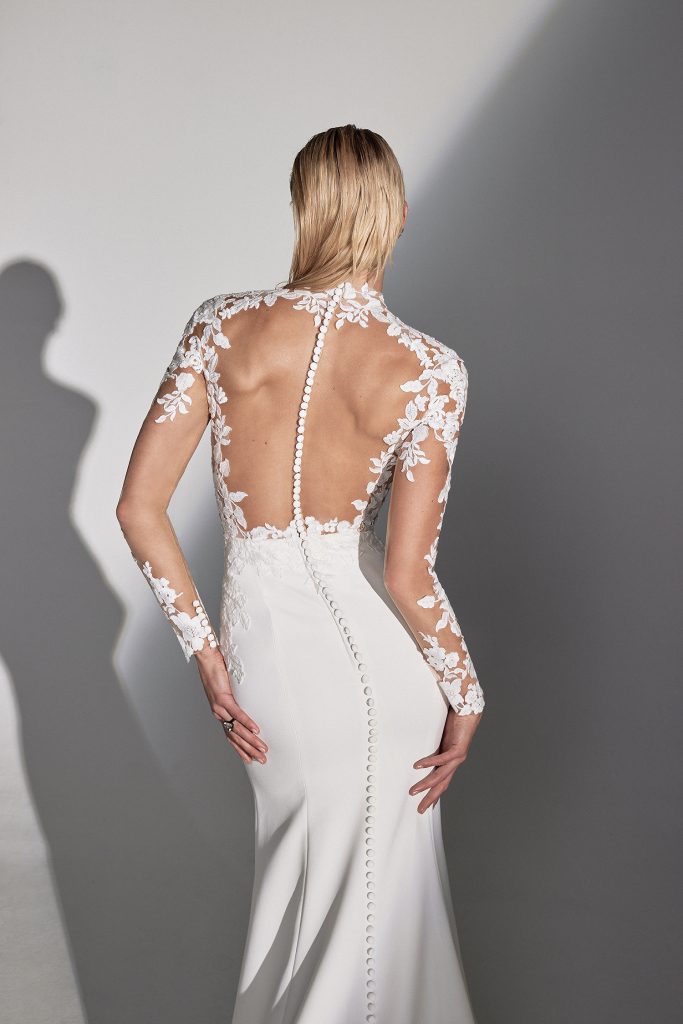 In questa foto il dettaglio della schiena con scollatura illusion su un abito da sposa di Justin Alexander a sirena in crepe