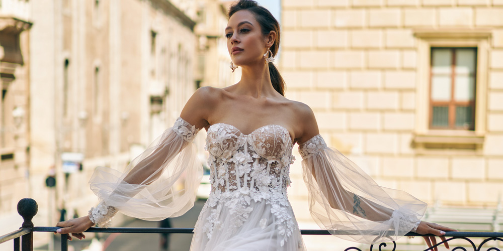 In questa foto una modella indossa uno degli abiti da sposa Annais Bridal 2023 con maniche ballon e corpetto lingerie