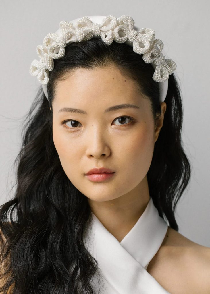 In questa foto una modella indossa un cerchietto  da sposa con fiocchi.