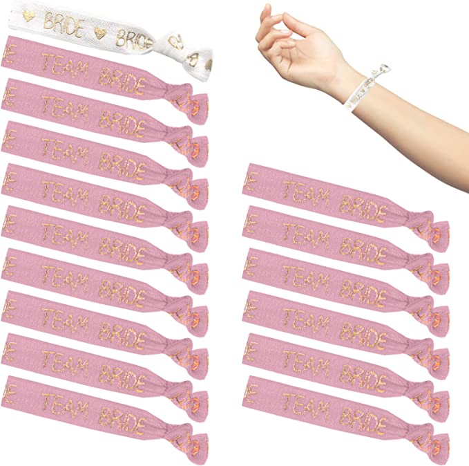 In questa foto un kit di bracciali per addio al nubilato di colore rosa e bianco