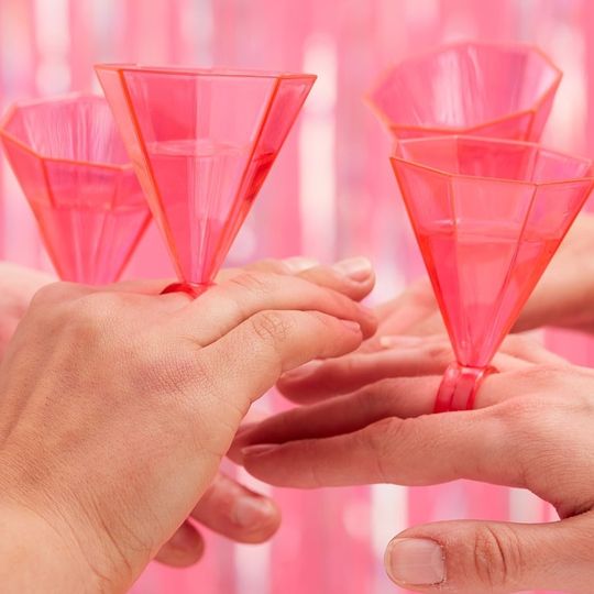 In questa foto bicchieri shot di colore rosa per addio al nubilato