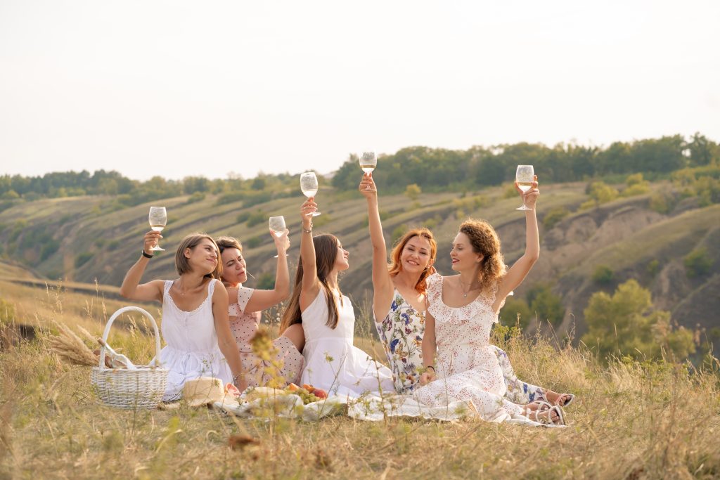 In questa foto cinque ragazze durante un addio al nubilato in una vigna