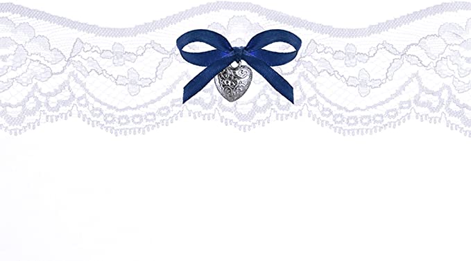 In questa foto una giarrettiera da sposa con nastro blu e ciondolo a forma a cuore