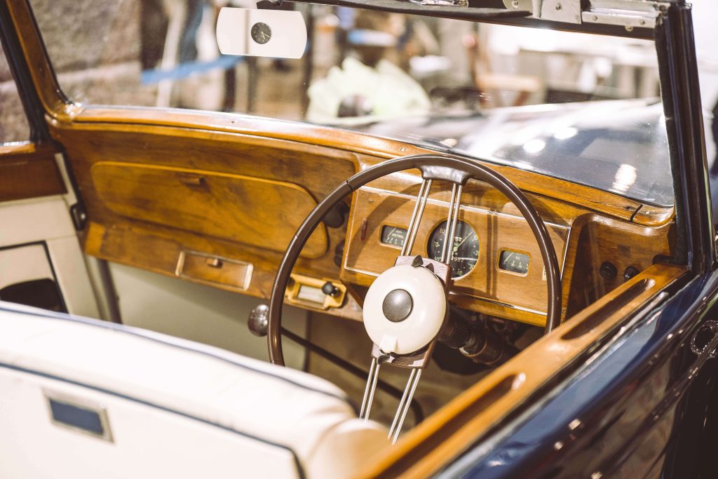 Un'auto d'epoca esposta al Bergamo Sposi da uno stand di mezzi a noleggio