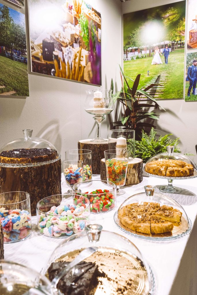 In questa foto un colorato buffet di dolci esposto al Bergamo Sposi