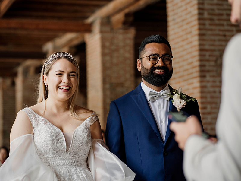 In questa foto Giulia e Shrey sono all'altare il giorno del loro matrimonio.