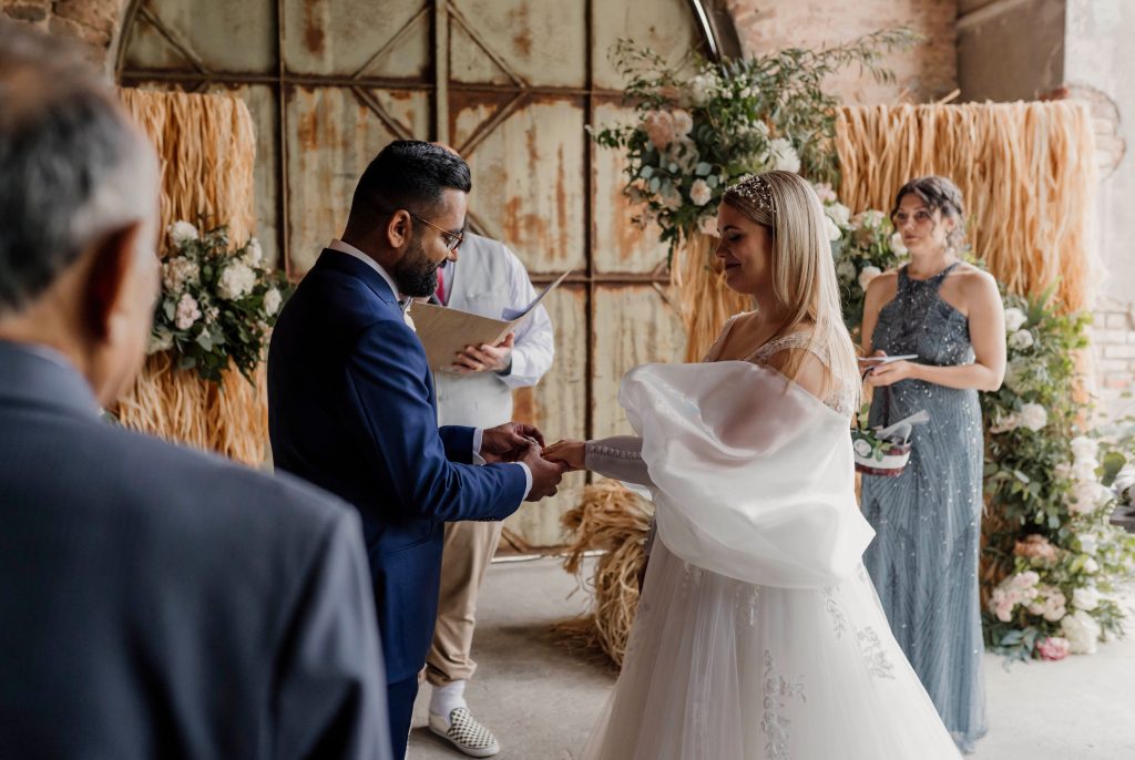 Nella foto Giulia e Shrey durante il loro matrimonio.