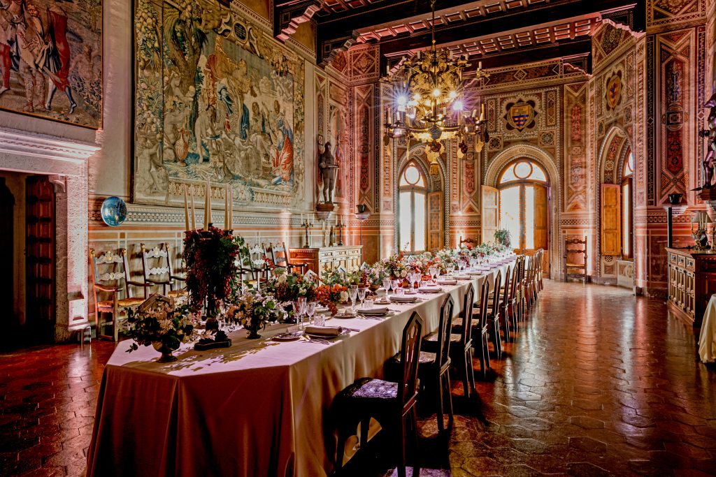 In questa foto una mise en place elegante in un sontuoso salone stile classico in una luxury location scelta da Corsini.Events Group