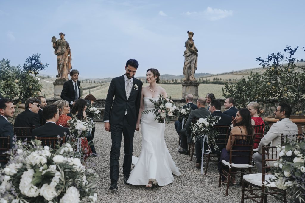 in questa foto un matrimonio organizzato da Corsini.Events Group. Due sposi dopo la cerimonia nuziale, che si è svolta all'aperto, in una location immersa nel verde