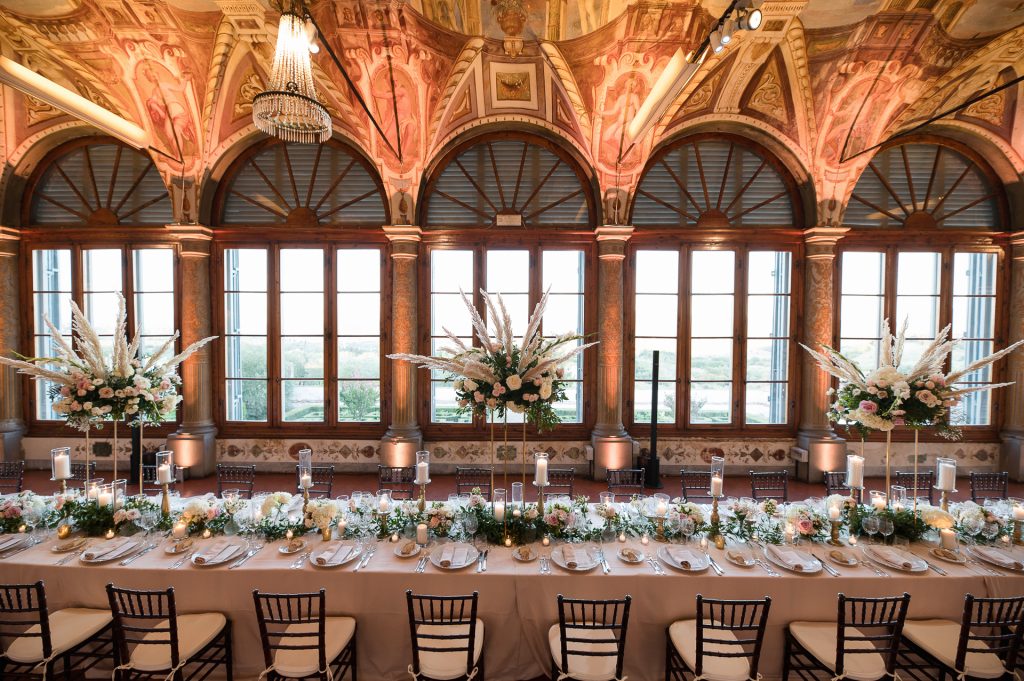 In questa foto una mise en place elegante dai toni gold e rosa, allestita dallo staff di Corsini.Events Group