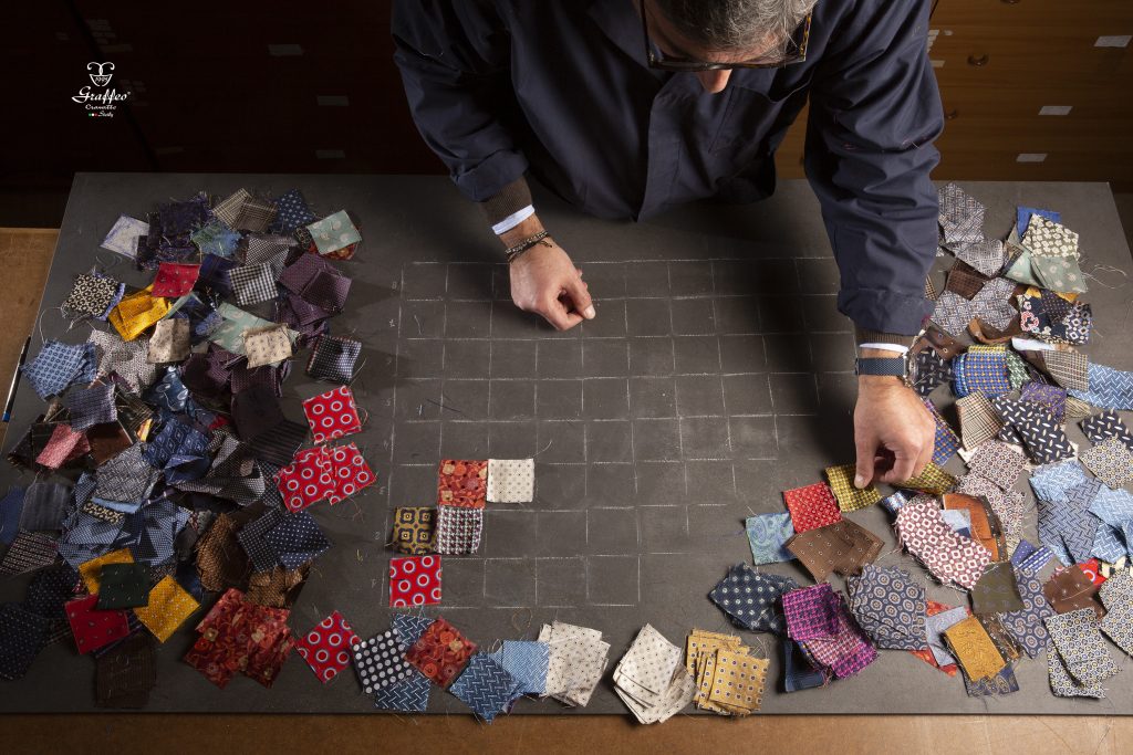 In questa foto Giuseppe Graffeo, fondatore di Graffeo Cravatte, si occupa personalmente a mano della realizzazione dei modelli Patchwork