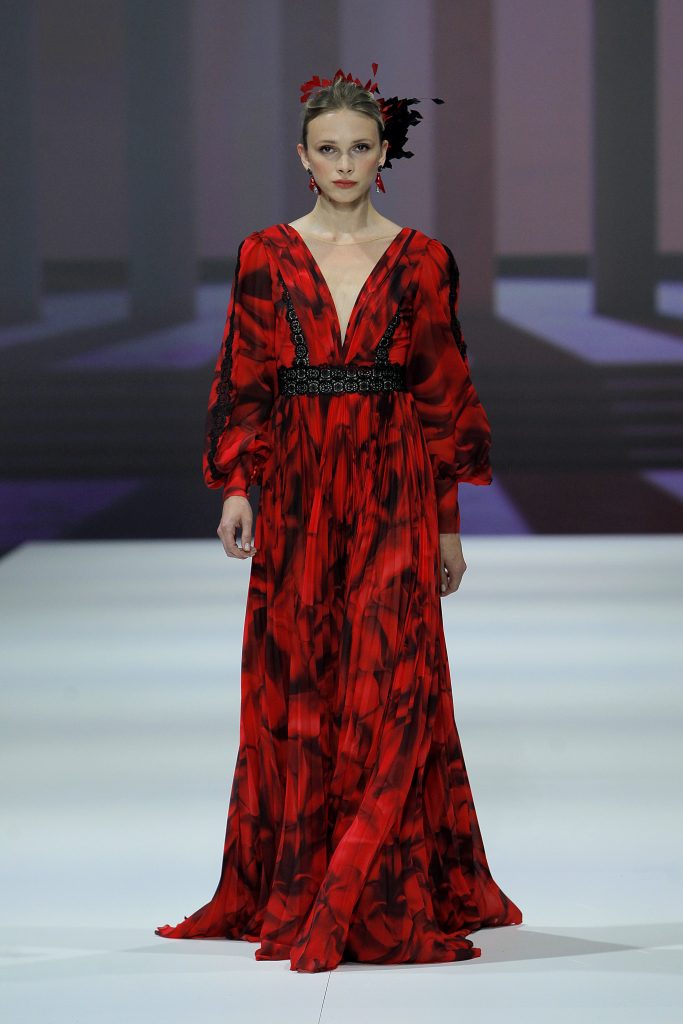 In questa foto la modella indossa un abito da sera rosso e nero.