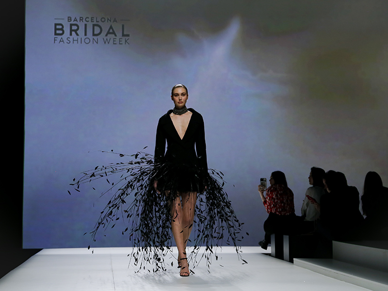 In questa foto una modella sfila alla Barcelona Bridal Fashion Week.