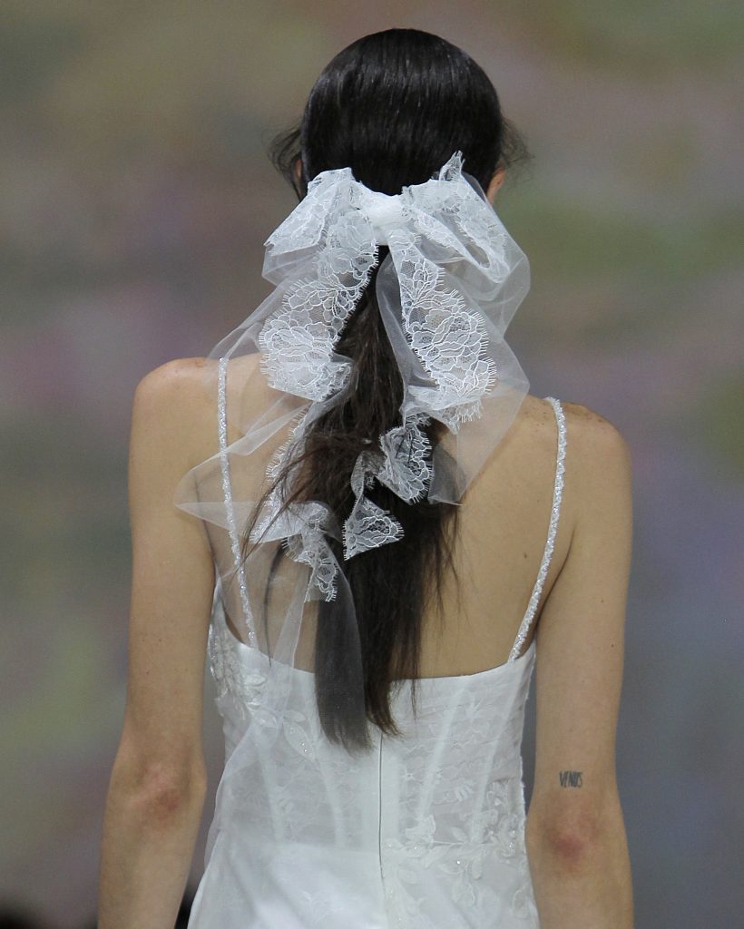 In questa foto una modella indossa un fiocco da sposa tra i capelli.