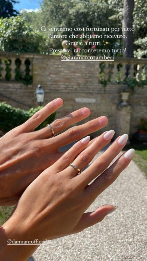 In questa foto le mani degli sposi, Gianmarco Tamberi e Chiara Bontempi, con le fedi al dito
