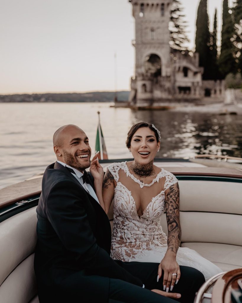 In questa foto Marcell Jacobs e Nicole Daza in barca sul lago di Garda nel trasferimento verso la location del loro matrimonio
