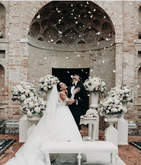 In questa foto Gianmarco Tamberi e Chiara Bontempio appena sposati