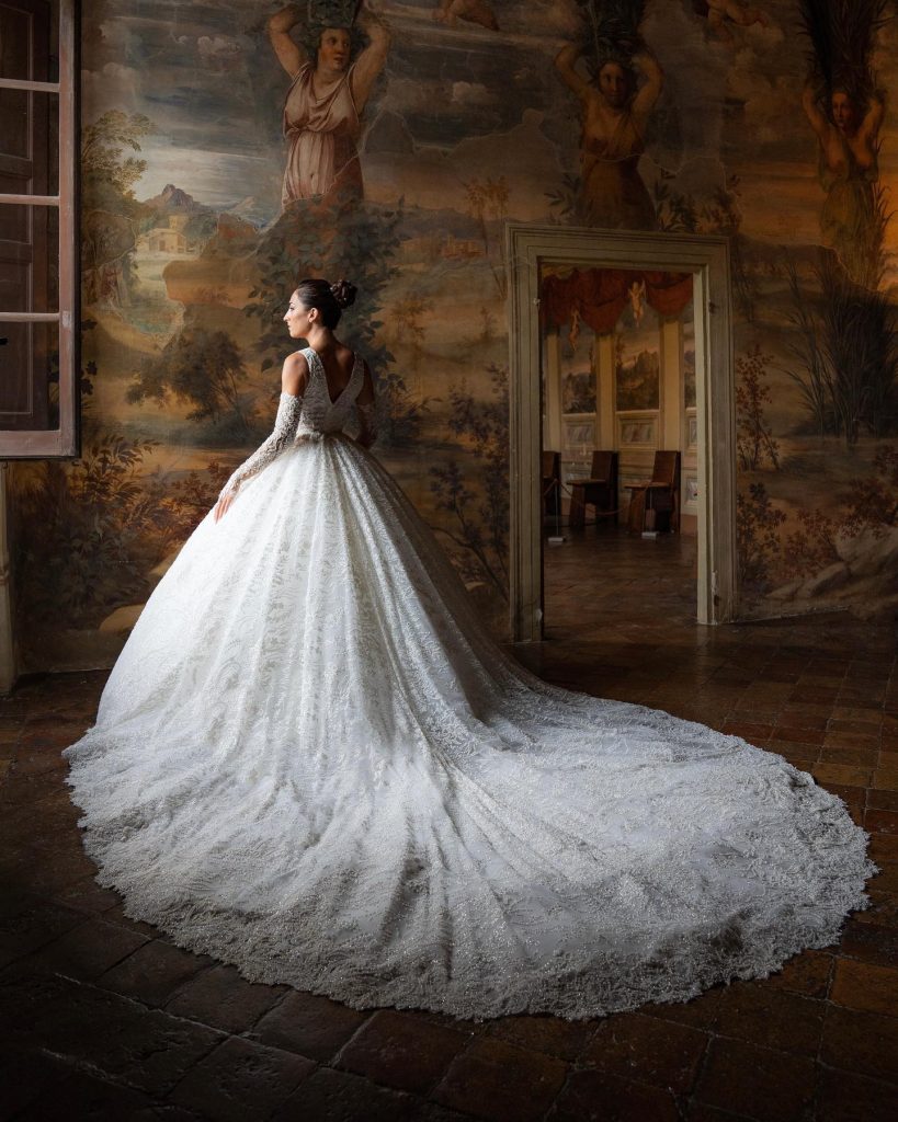 Chiara Bontempi in abito da sposa in una sala affrescata di Villa Imperiale