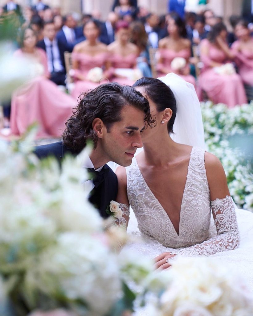 In questa foto gli sposi Gianmarco e Chiara durante un momento della cerimonia nuziale. Lei sussurra qualcosa all'orecchio del marito
