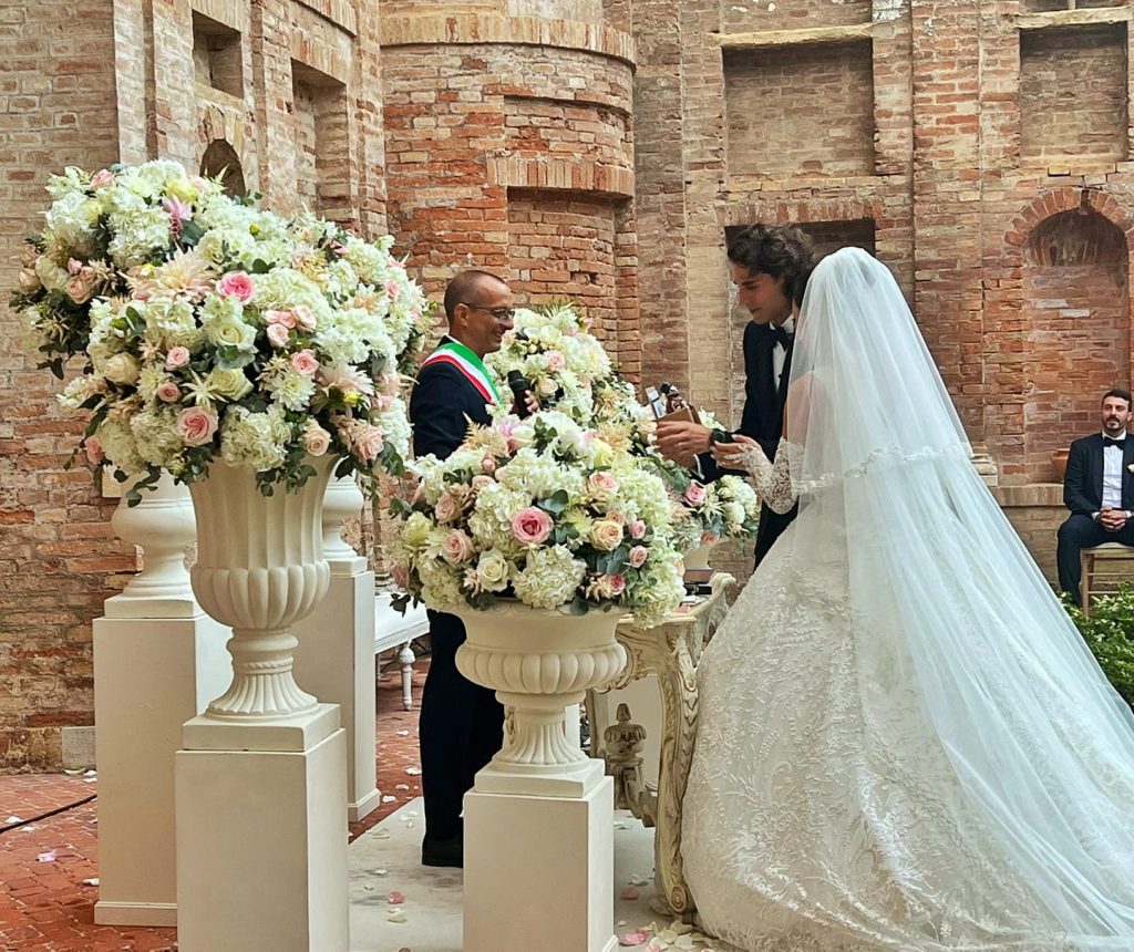 In questa foto lo scambio delle promesse nuziali tra Gianmarco Tamberi e Chiara Bontempi, davanti al sindaco di Pesaro, Matteo Ricci, che ha celebrato il rito civile