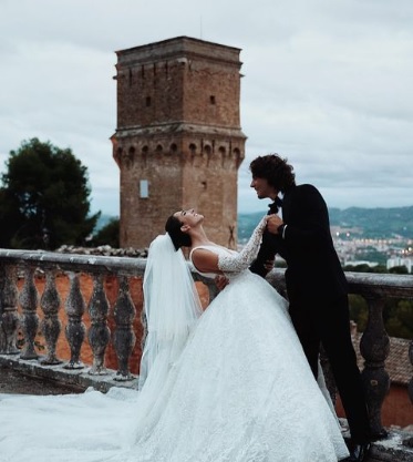 In questa foto gli sposi Gianmarco Tamberi e Chiara Bontempi davanti alla torre di Villa Imperiale