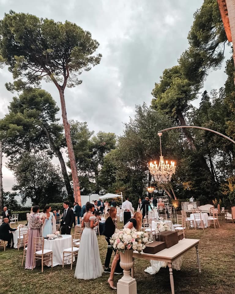 In questa foto il ricevimento nuziale del matrimonio di Gianmarco Tamberi, nei giardini di Villa Imperiale