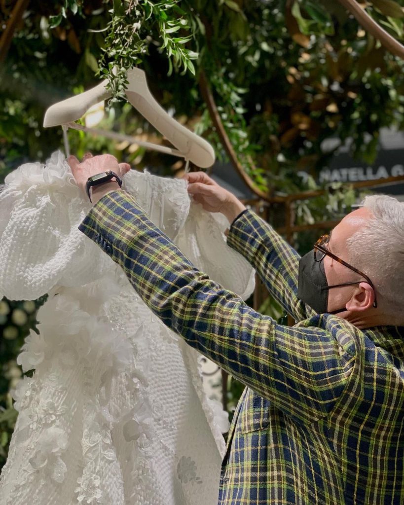 In questa foto uno degli abiti da sposa dell'atelier di Alfio Polisano: pizzo e maniche