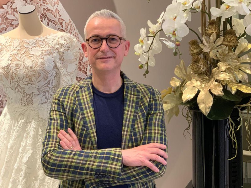 In questa foto Alfio Polisano, il fondatore dell'omonimo atelier di abiti da sposa