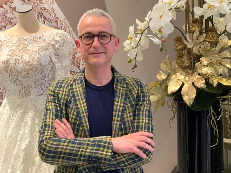 In questa foto Alfio Polisano, il fondatore dell'omonimo atelier di abiti da sposa