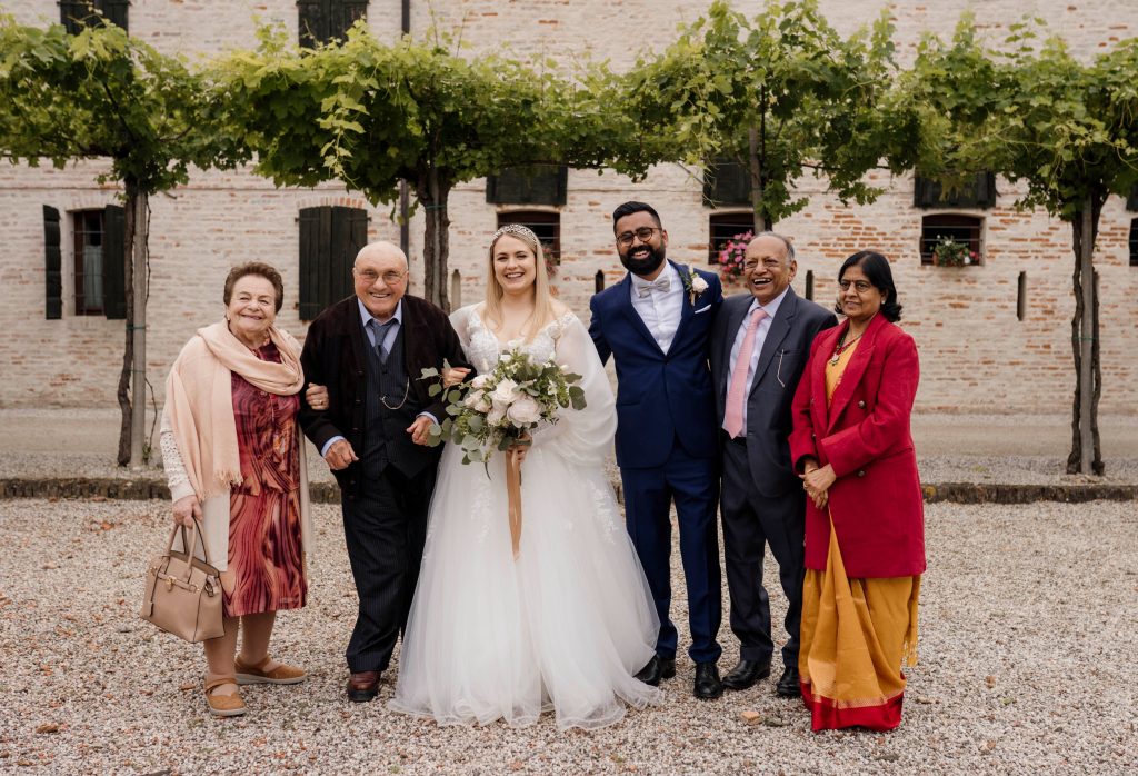 Nella foto Giulia e Shrey durante il loro matrimonio con i nonni italiani e indiani.