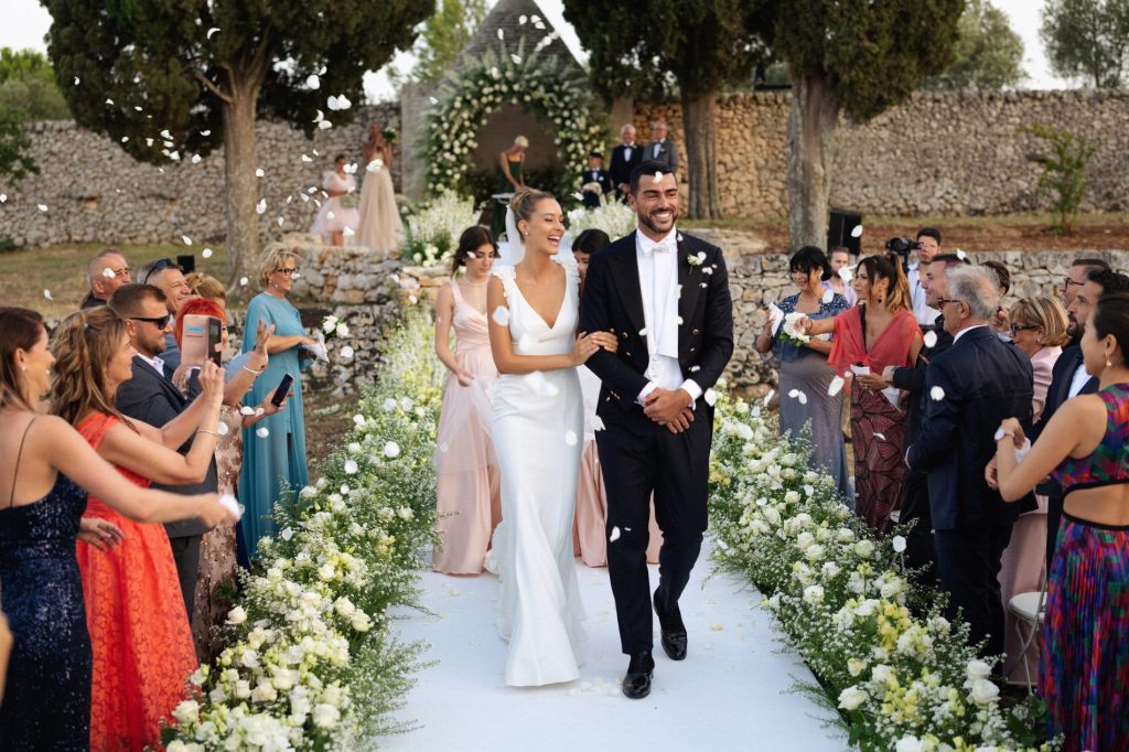 In questa foto Graziano Pellè e Viky Varga durante il matrimonio in Puglia.