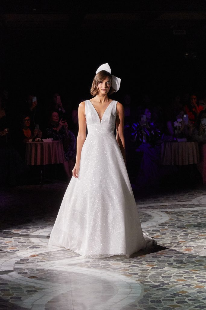 In questa immagine un abito da sposa con decorazioni che brillano