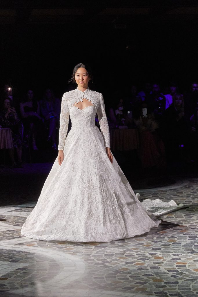 Un abito da sposa regale presentato durante la sfilata Atelier Emé 2023