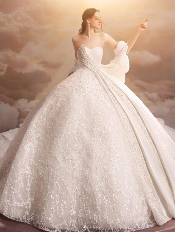 In questa foto una modella indossa un abito da sposa principessa della collezione The Atelier Couture 2023 di Jimmy Choo