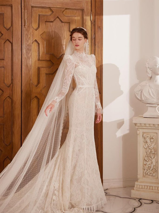 In questa foto una modella posa con un abito da sposa Anny Lin Bridal 2023