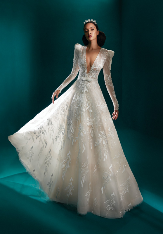 In questa foto una modella indossa uno degli abiti da sposa 2023 di Atelier Pronvovias