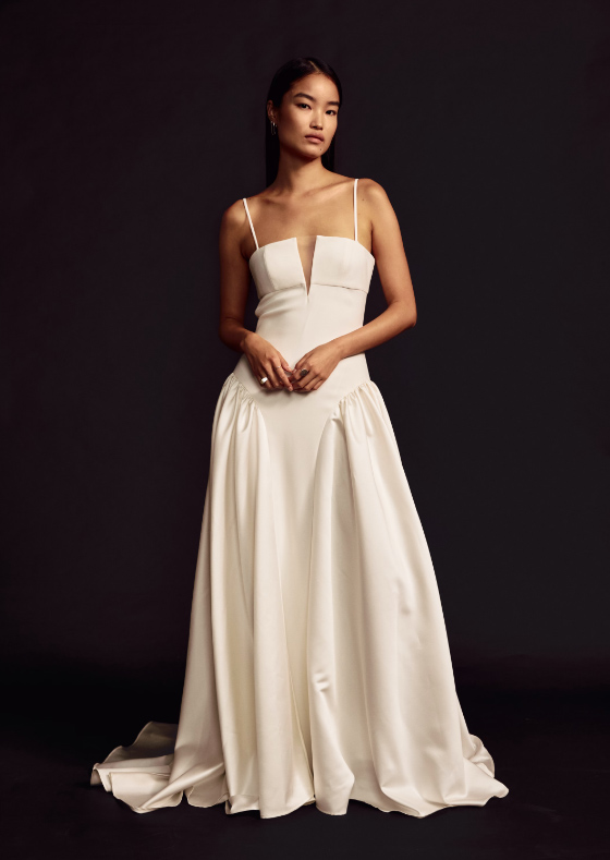 In questa foto una modella indossa un abito da sposa Besa Bridal 2023 
