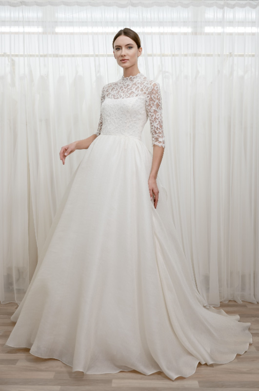 In questa foto una modella indossa un abito da sposa di Couture Hayez, della collezione Autentica