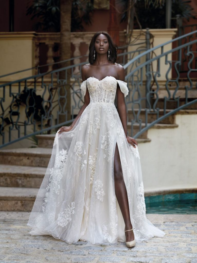In questa foto una modella indossa uno degli abiti da sposa 2023 di Demetrios