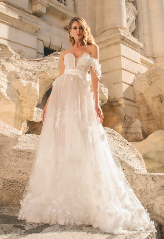 In questa foto una modella posa con un abito da sposa della collezione Diamond Couture 2023