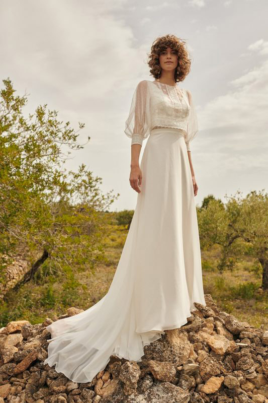 In questa foto una modella con un abito da sposa Fara Sposa 2023