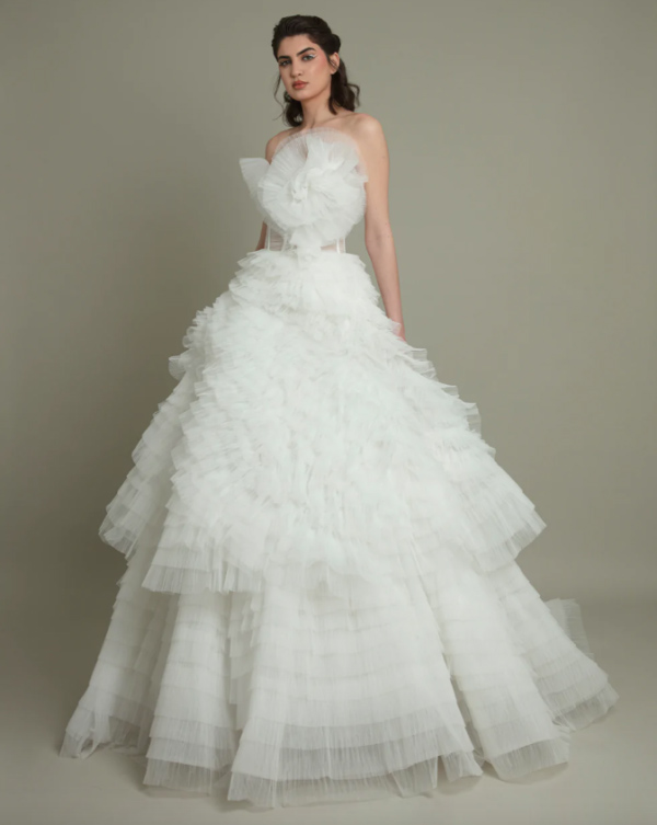 In questa foto una modella indossa uno degli abiti da sposa 2023 di Gemy Maalouf