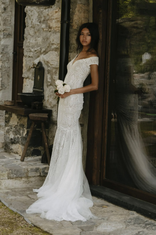 In questa foto la modella posa con un abito della collezione Grace Loves Lace 2023