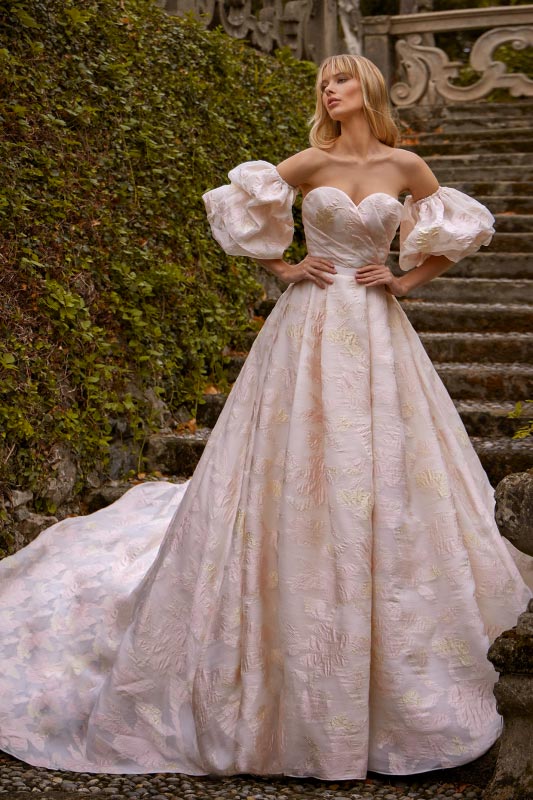 In questa foto una modella indossa un abito da sposa della collezione Ines Di Santo 2023